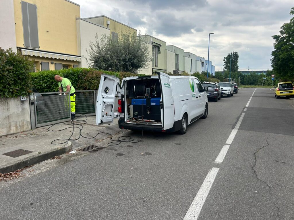 Mezzo autospurgo della ditta spurghi a Cantù per spurgo lavandino