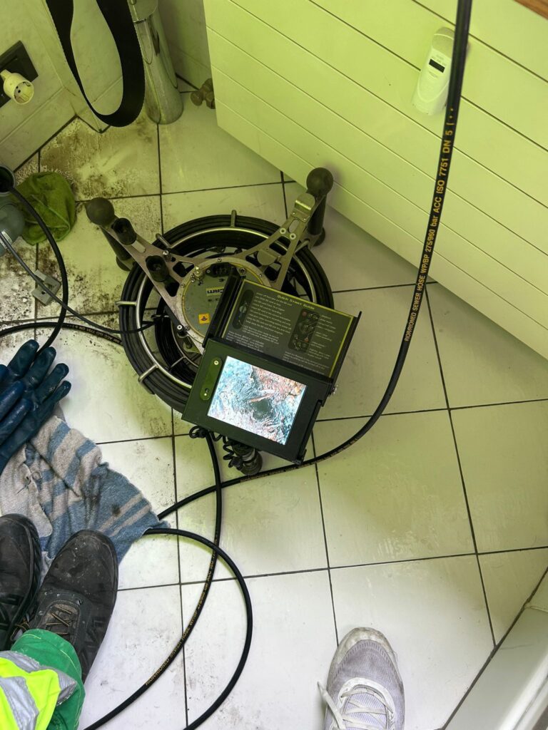 Videoispezione bagno a Cantù con telecamera ad alta risoluzione per ricerca guasti