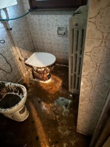 WC otturato con fuoriuscita di reflui e cattivi odori