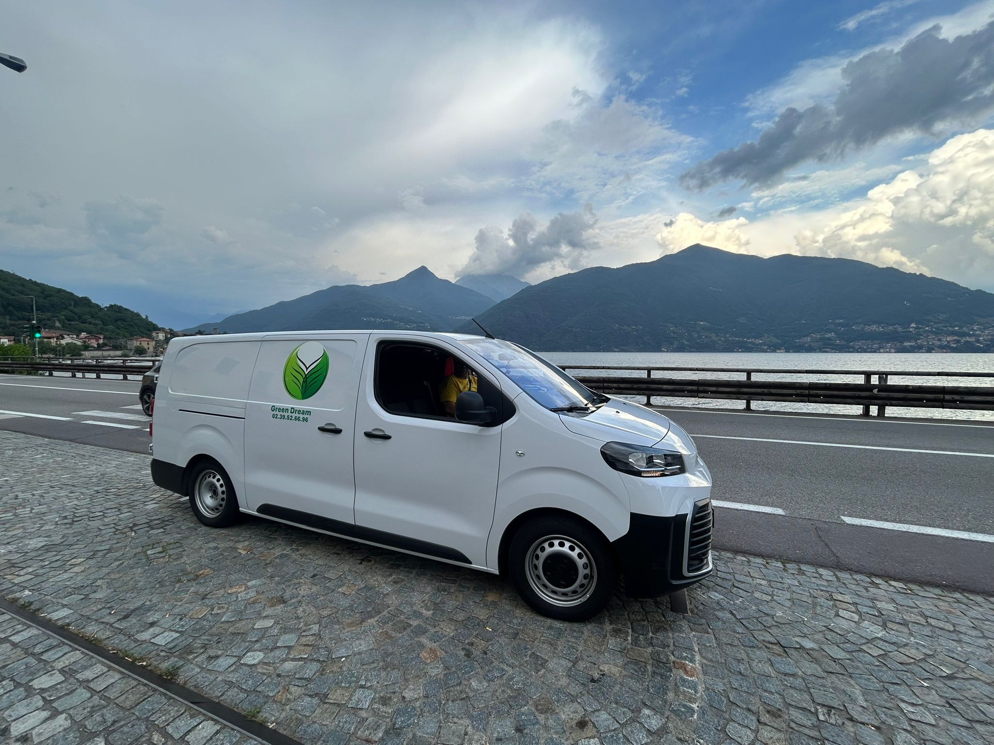 Unità di autospurgo per la pulizia delle condotte fognarie a Cernobbio
